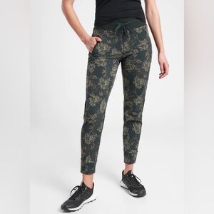 Athleta Trekkie North Printed Jogger - Terra Firma Olive size 4